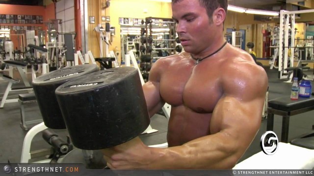 'Brandon Williams Uses 150lb Dumbbells for Chest Press'