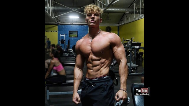 'Tik Tok Teen Bodybuilder Fitness Model Joseph Riser Gym Pump Styrke Studio'