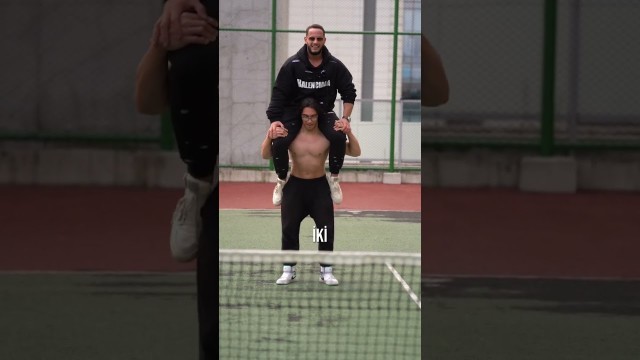 'Marcus’u Sırtına Alıp Squat Yaptı (Helal)'