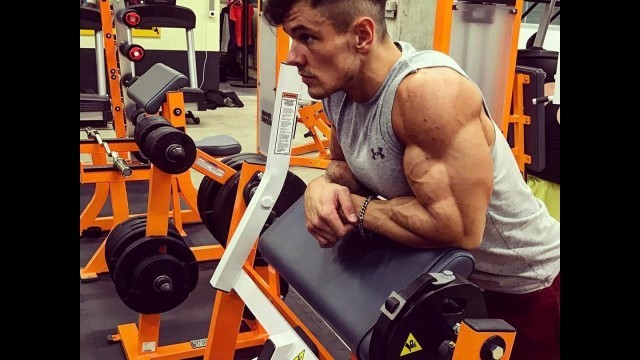 'Super Ripped Teen Bodybuilder Enis'