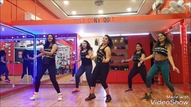 'Ek Do Teen | Baaghi 2 | Bollywood Dance Fitness | Zumba | Jacqueline Fernandes | Madhuri Dixit'