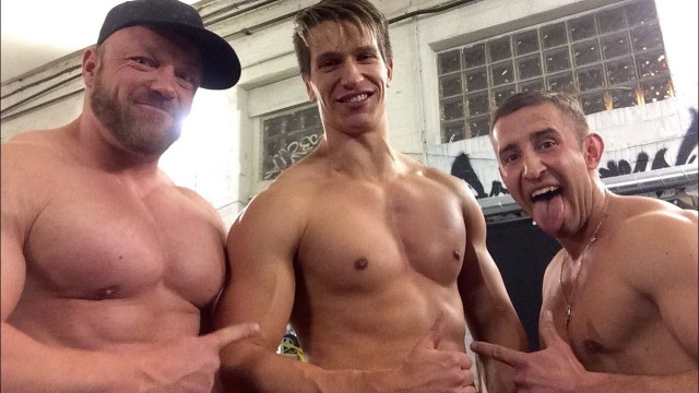 'Russian Dips Battle - Fitnessmodel vs Bodybuilder'