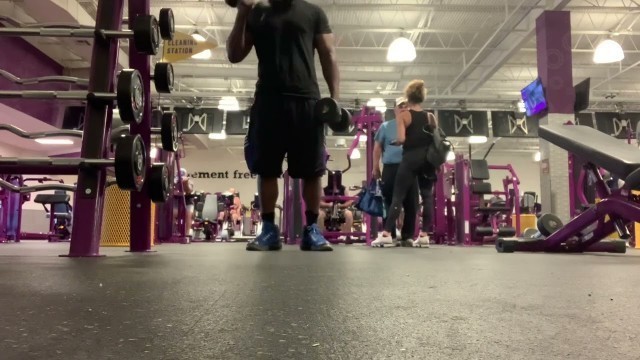 'THE CRIPPIN HITTIN OVER A 100 CURLS WITH THE DBs #bodybuilding #fitness #curls #weightlifting'