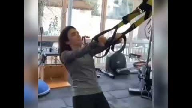 'özge yagiz funny dance during workout 