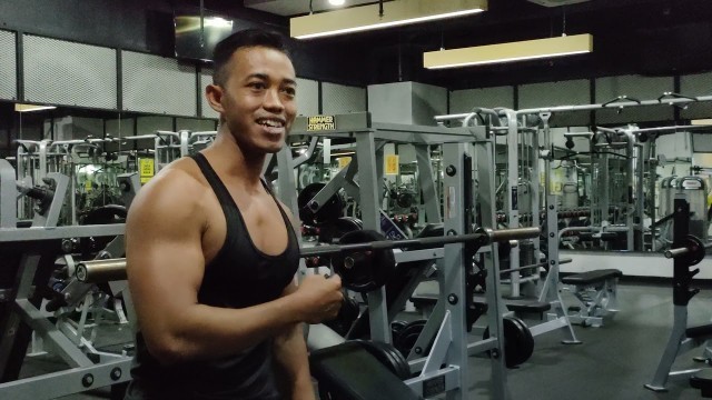 'GOLD\'S GYM THAMRIN CITY /// EQUIPMENT TERBAIK LIFE FITNESS & HAMMER STRENGTH'